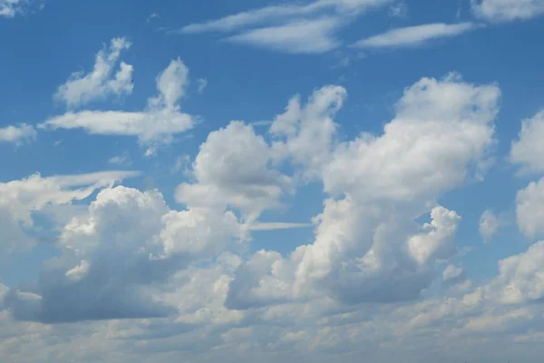 Céu Azul Fundo Com Belas Nuvens Fofas — Fotografia de Stock