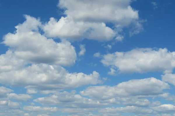 Céu Azul Fundo Com Belas Nuvens Fofas — Fotografia de Stock