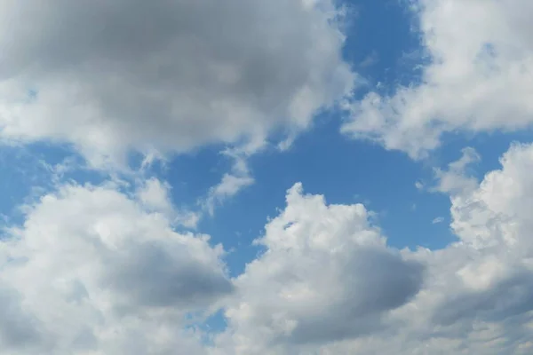 Céu Azul Fundo Com Belas Nuvens Fofas — Fotografia de Stock