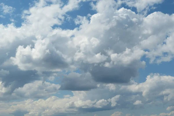 Μπλε Ουρανό Φόντο Όμορφα Χνουδωτά Σύννεφα — Φωτογραφία Αρχείου