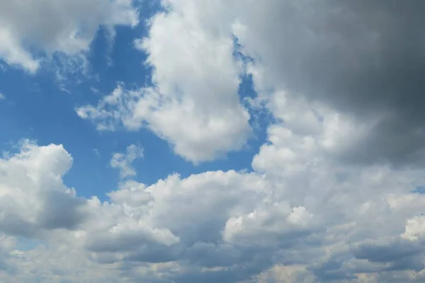 Fondo Cielo Azul Con Hermosas Nubes Esponjosas — Foto de Stock