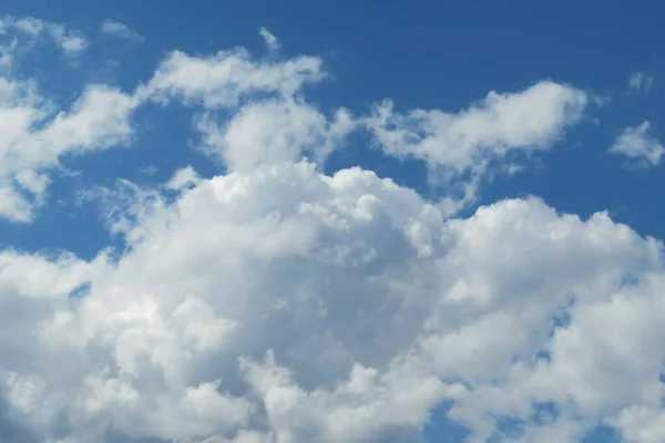 Céu Azul Fundo Com Belas Nuvens Fofas — Fotografia de Stock