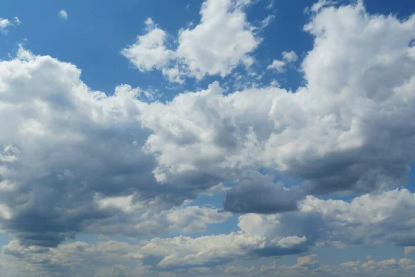 Céu Azul Fundo Com Belas Nuvens Fofas — Fotografia de Stock