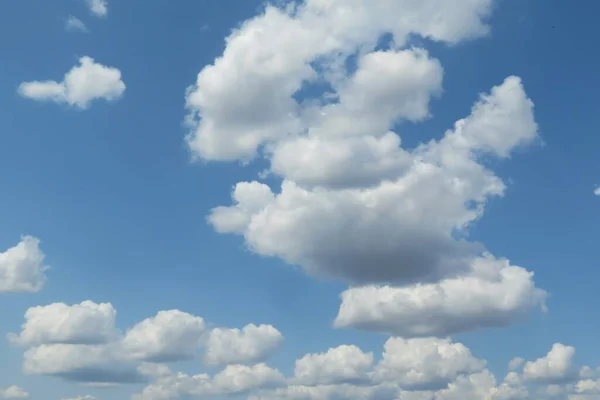 Langit Biru Latar Belakang Dengan Indah Berbulu Awan — Stok Foto