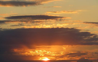 Gökyüzünde güzel bir gün batımı, kara bulutlar, doğal arka plan