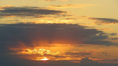 Gökyüzünde güzel bir gün batımı, kara bulutlar, doğal arka plan