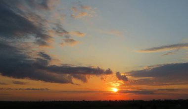 Şehrin güzel gün batımı manzarası, doğal arka plan.
