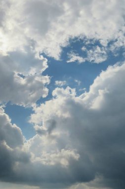 Mavi gökyüzünde güzel kabarık bulutlar