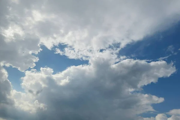 Όμορφα Χνουδωτά Σύννεφα Στον Γαλάζιο Ουρανό — Φωτογραφία Αρχείου