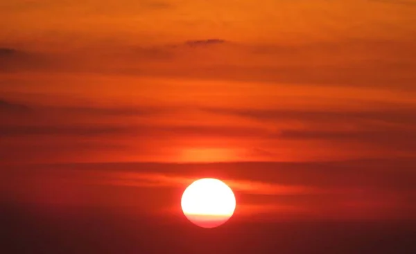 美しいオレンジ色の黄金の夕日は 太陽が地平線を下る — ストック写真