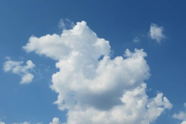 Mavi arkaplanda güzel kıvırcık bulutlar