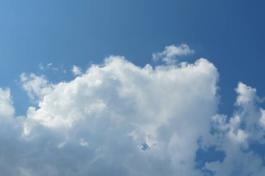 Mavi arkaplanda güzel kıvırcık bulutlar