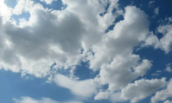 Schöne Wolken Auf Natürlichem Blauem Himmel Hintergrund — Stockfoto