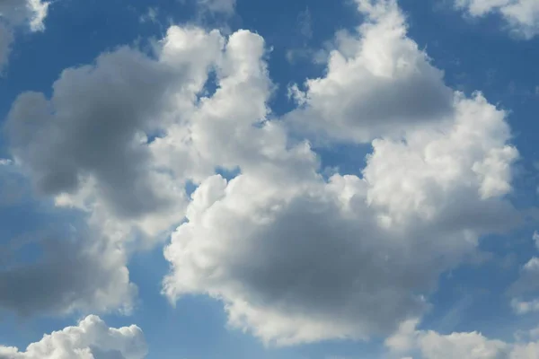 Schöne Ansicht Der Weißen Flauschigen Wolken Auf Blauem Himmel Hintergrund — Stockfoto