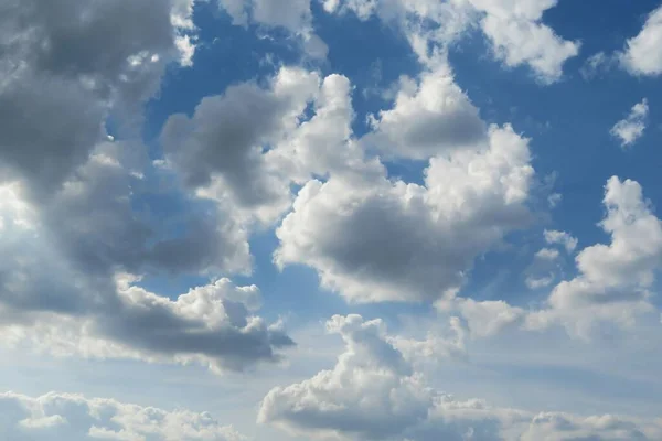 Hermosa Vista Nubes Esponjosas Blancas Sobre Fondo Azul Del Cielo — Foto de Stock