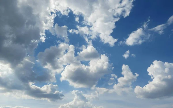 Krásný Výhled Bílé Nadýchané Mraky Modré Obloze Pozadí — Stock fotografie