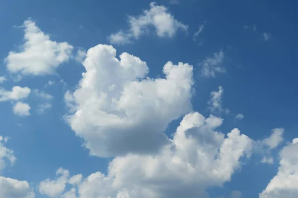 Lindas Nuvens Encaracoladas Fundo Céu Azul — Fotografia de Stock