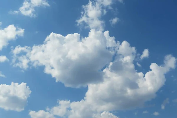 Schöne Lockige Wolken Blauen Himmel Hintergrund — Stockfoto