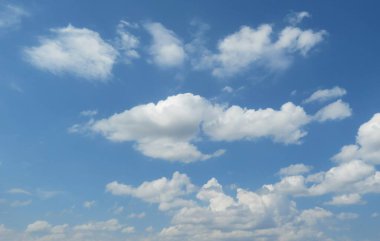 Kıvırcık bulutlu güzel mavi gökyüzü arkaplanı