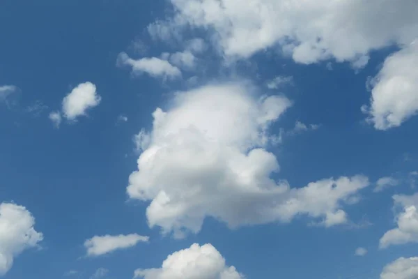 Όμορφο Μπλε Φόντο Του Ουρανού Σγουρά Σύννεφα — Φωτογραφία Αρχείου