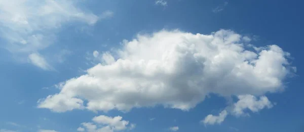 Όμορφο Μεγάλο Σγουρό Σύννεφο Στον Γαλάζιο Ουρανό — Φωτογραφία Αρχείου