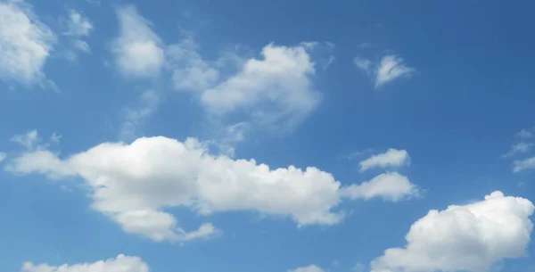 Vista Panorâmica Fundo Céu Azul Com Belas Nuvens — Fotografia de Stock