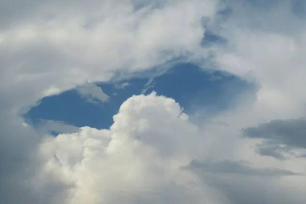 Nuvens Fofas Brancas Bonitas Céu Azul Fundo Natural — Fotografia de Stock