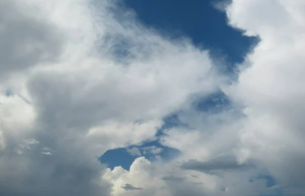 Красивые Белые Пушистые Облака Голубом Небе Естественный Фон — стоковое фото