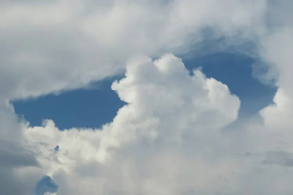Όμορφα Άσπρα Χνουδωτά Σύννεφα Μπλε Ουρανό Φυσικό Υπόβαθρο — Φωτογραφία Αρχείου