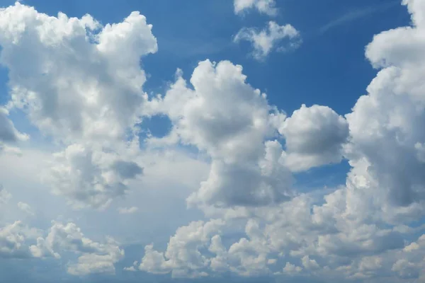 Nuvens Fofas Brancas Bonitas Céu Azul Fundo Natural — Fotografia de Stock