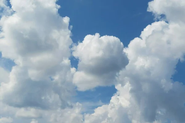 蓝天美丽的白色蓬松的云彩 自然的背景 — 图库照片