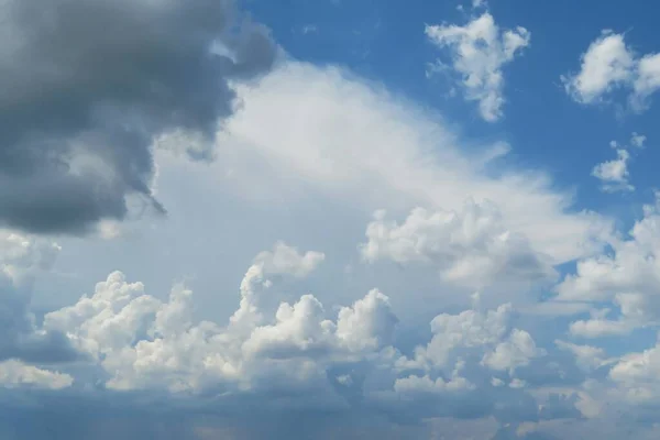 Nuvens Fofas Brancas Bonitas Céu Azul Fundo Natural — Fotografia de Stock