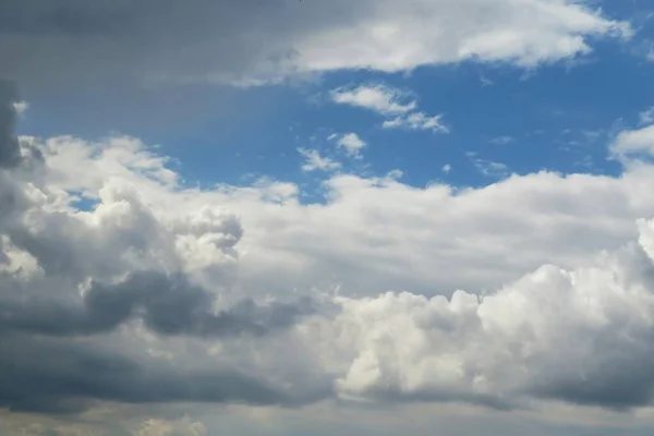 Schöne Lockige Wolken Blauen Himmel Natürlicher Hintergrund — Stockfoto