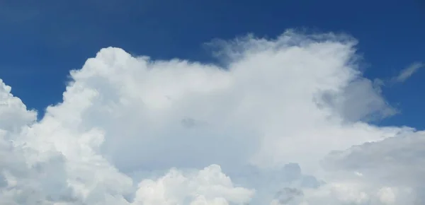 Panoramisch Uitzicht Prachtige Pluizige Wolken Lucht Natuurlijke Achtergrond — Stockfoto