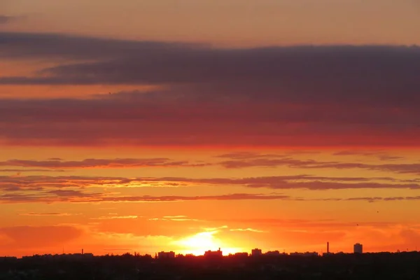 Hermosa Puesta Sol Color Naranja Borgoña Sobre Ciudad — Foto de Stock