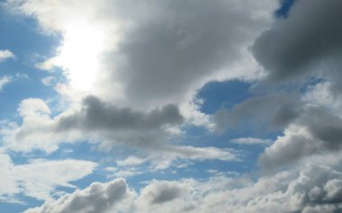 Mavi arkaplanda güzel kümülüs bulutları