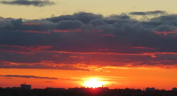 Fiery Orange Sunset Black Dramatic Clouds City — Stock Photo, Image