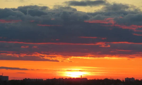 Coucher Soleil Orange Flamboyant Avec Des Nuages Noirs Dramatiques Sur — Photo