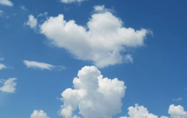 mavi gökyüzü arka plan üzerinde güzel kabarık bulutlar