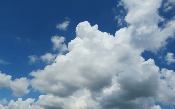 Belas Nuvens Fofas Fundo Céu Azul — Fotografia de Stock