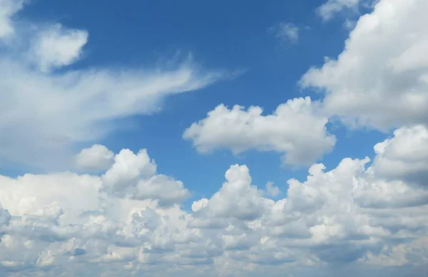 Schöne Flauschige Wolken Auf Blauem Himmel Hintergrund — Stockfoto