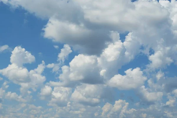 Hermosas Nubes Esponjosas Sobre Fondo Cielo Azul — Foto de Stock