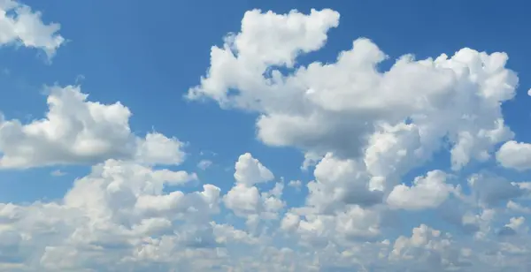 Panoramisch Uitzicht Blauwe Lucht Met Pluizige Wolken Natuurlijke Achtergrond — Stockfoto