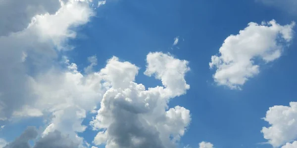 Vista Panorâmica Céu Azul Com Nuvens Fofas Fundo Natural — Fotografia de Stock