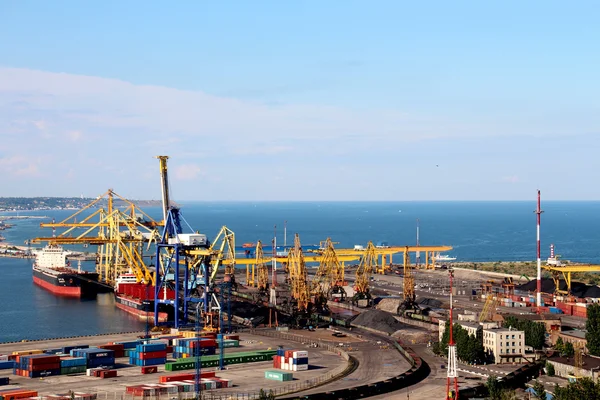 Grúas portuarias en el trabajo — Foto de Stock