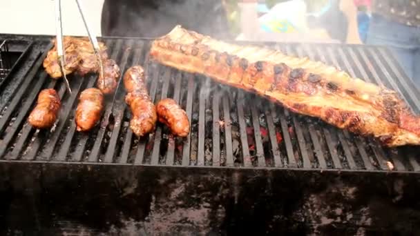 Hús és kolbász a grillen — Stock videók