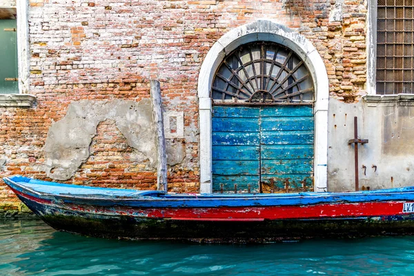 Venedik, İtalya'da demirleyen tekne