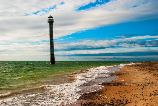 Fallender Leuchtturm auf der Insel Saaremaa Estland. Stockfoto