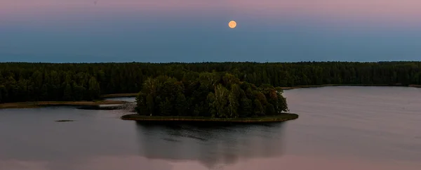 Panorama över kvällen landskap. — Stockfoto