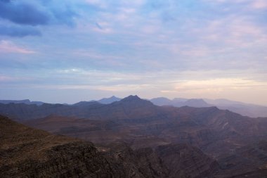 Ras Al Khaimah 'daki görkemli Jebel Jais dağının manzarası, Birleşik Arap Emirlikleri en yüksek görüş alanından..